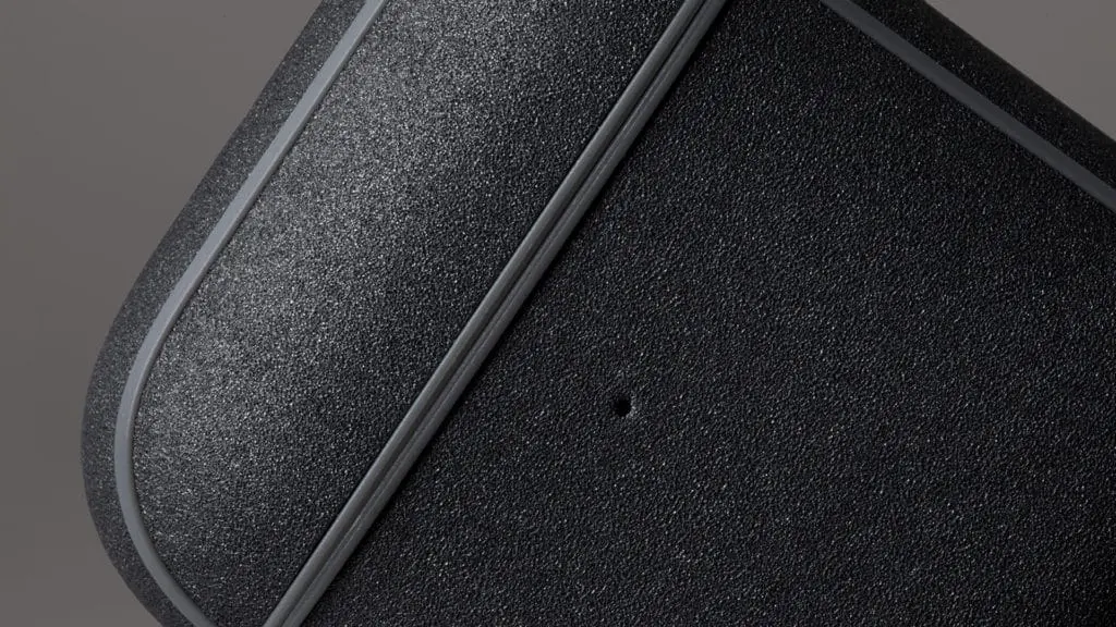 เคส Incase รุ่น Metallic Case - AirPods 1/2 - สีดำ
