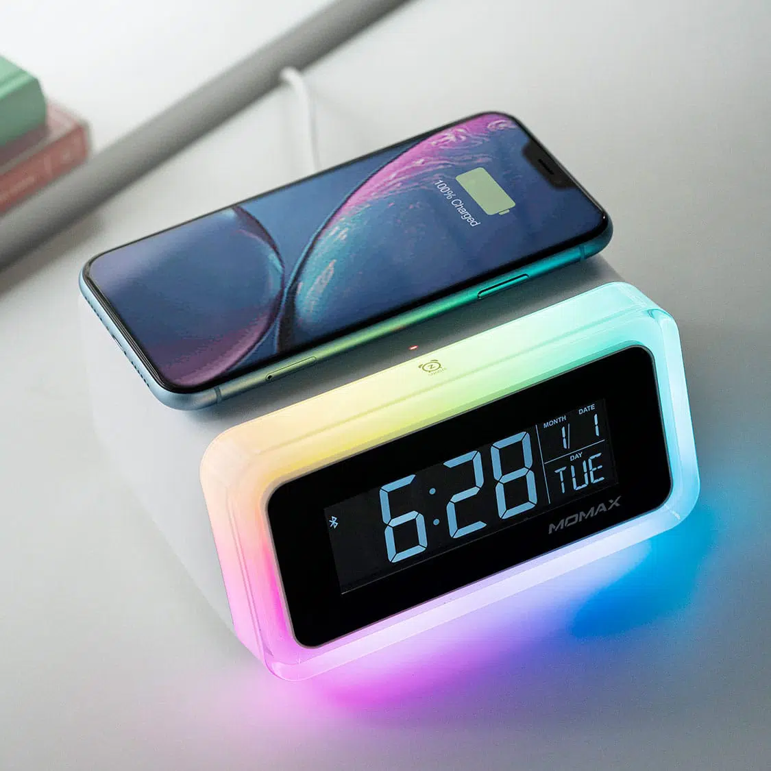 นาฬิกาปลุกดิจิตอลอัจริยะ Momax รุ่น Q.CLOCK 2 Digital Clock with Wireless Charger - สีขาว