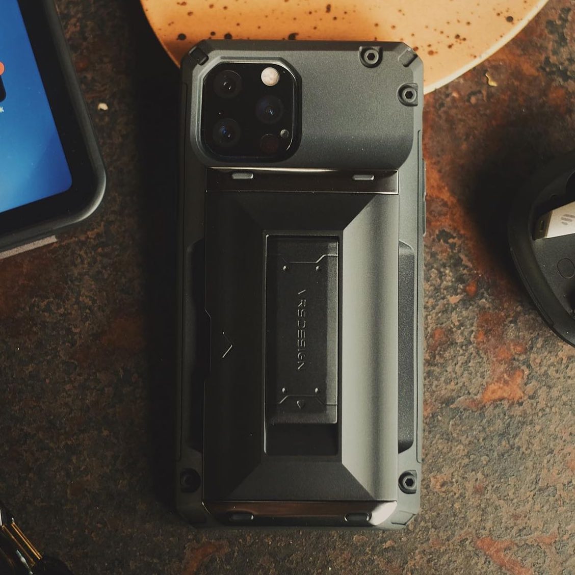 VRS เคสกันกระแทกที่ตอบทุกรูปแบบการใช้งาน iPhone 13 3 VRS เคสกันกระแทกที่ตอบทุกรูปแบบการใช้งาน iPhone 13