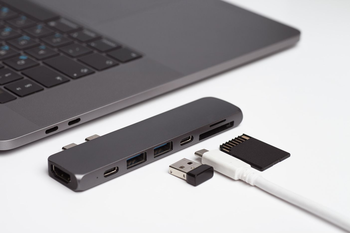 เพิ่มจำนวนการใช้งานอุปกรณ์เสริมด้วยตัวขยายพอร์ต USB 2 ตัวขยายพอร์ต USB สำหรับเพิ่มการใช้งาน