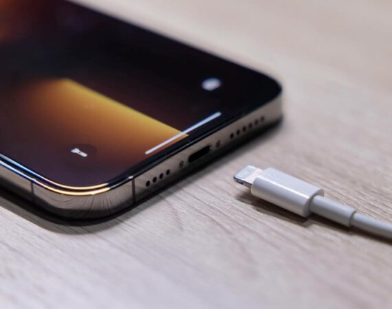 ที่ชาร์จไอโฟนเปลี่ยนจาก USB-A มาเป็น USB-C ตั้งแต่ปี 2020