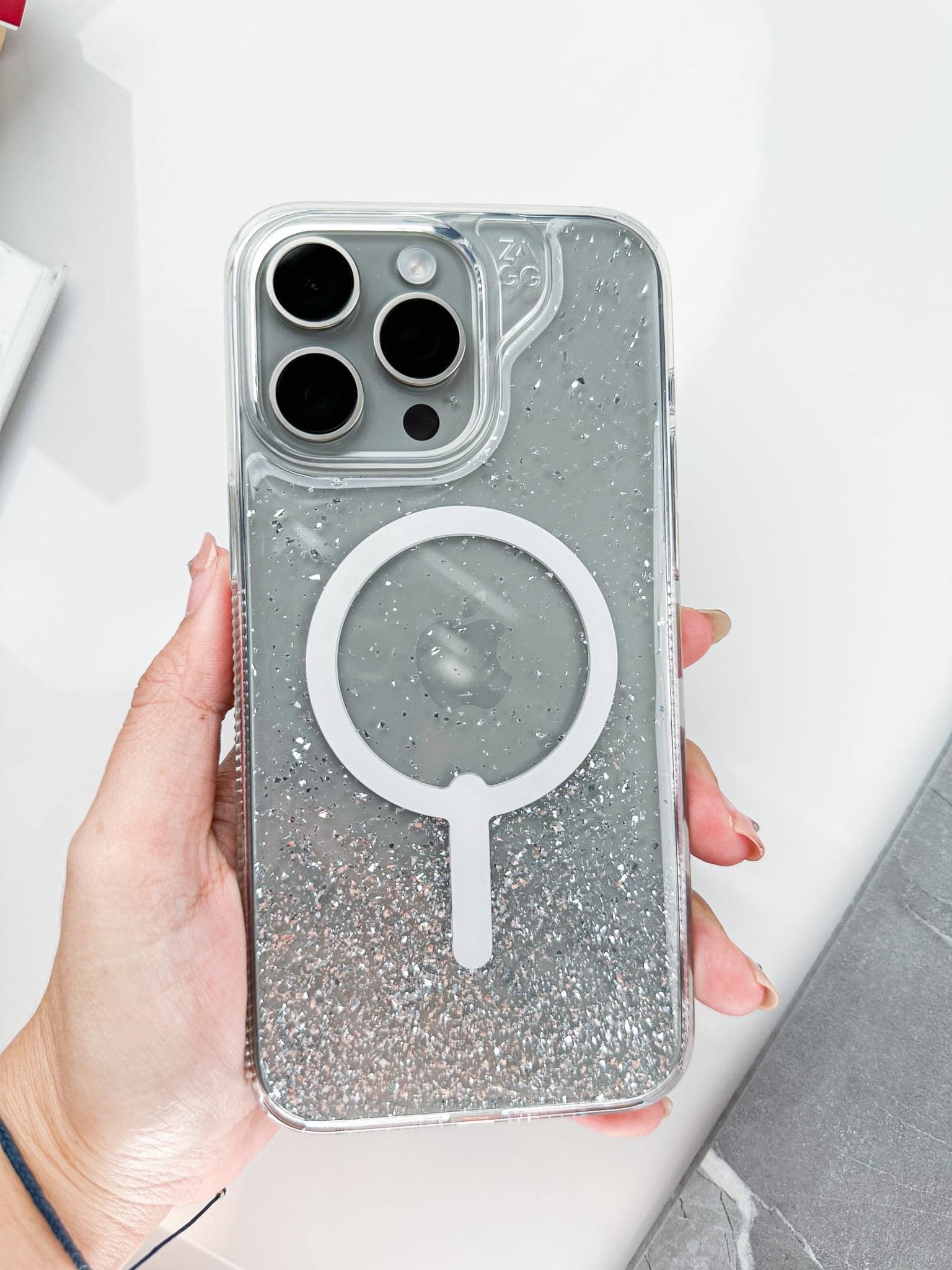 ZAGG รุ่น Essential Hampton Snap - เคส iPhone 15 Pro - สี Clear/Silver Glitter