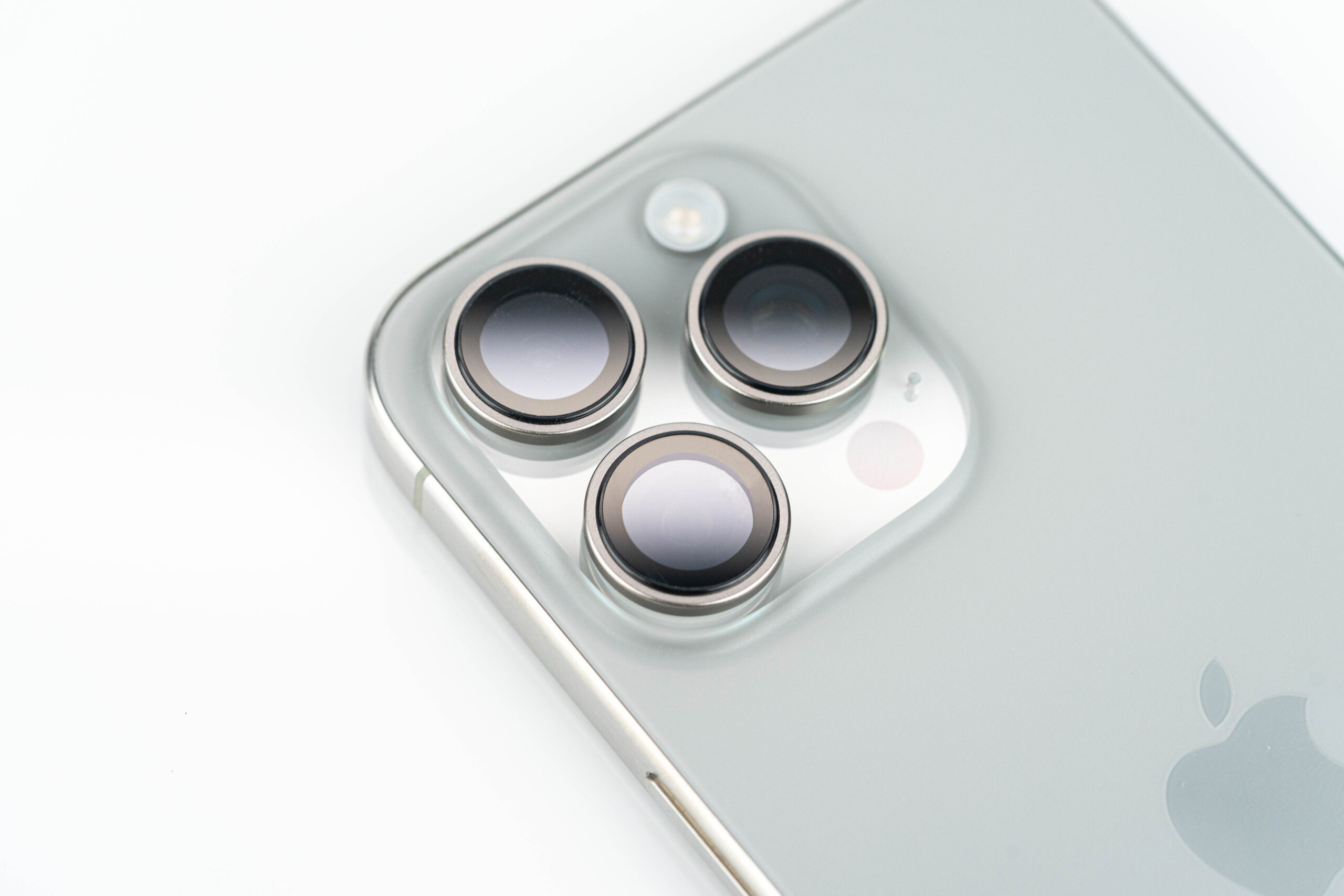 Hoda รุ่น Sapphire Lens Protector ขอบ Titanium - กระจกเลนส์กล้อง iPhone 15 Pro / 15 Pro Max