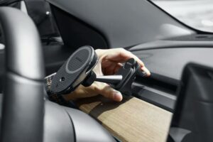 Pitaka รุ่น MagEZ Car Mount Pro 2 - แท่นชาร์จไร้สายติดช่องแอร์ในรถ Tesla (Model 3 / Y)