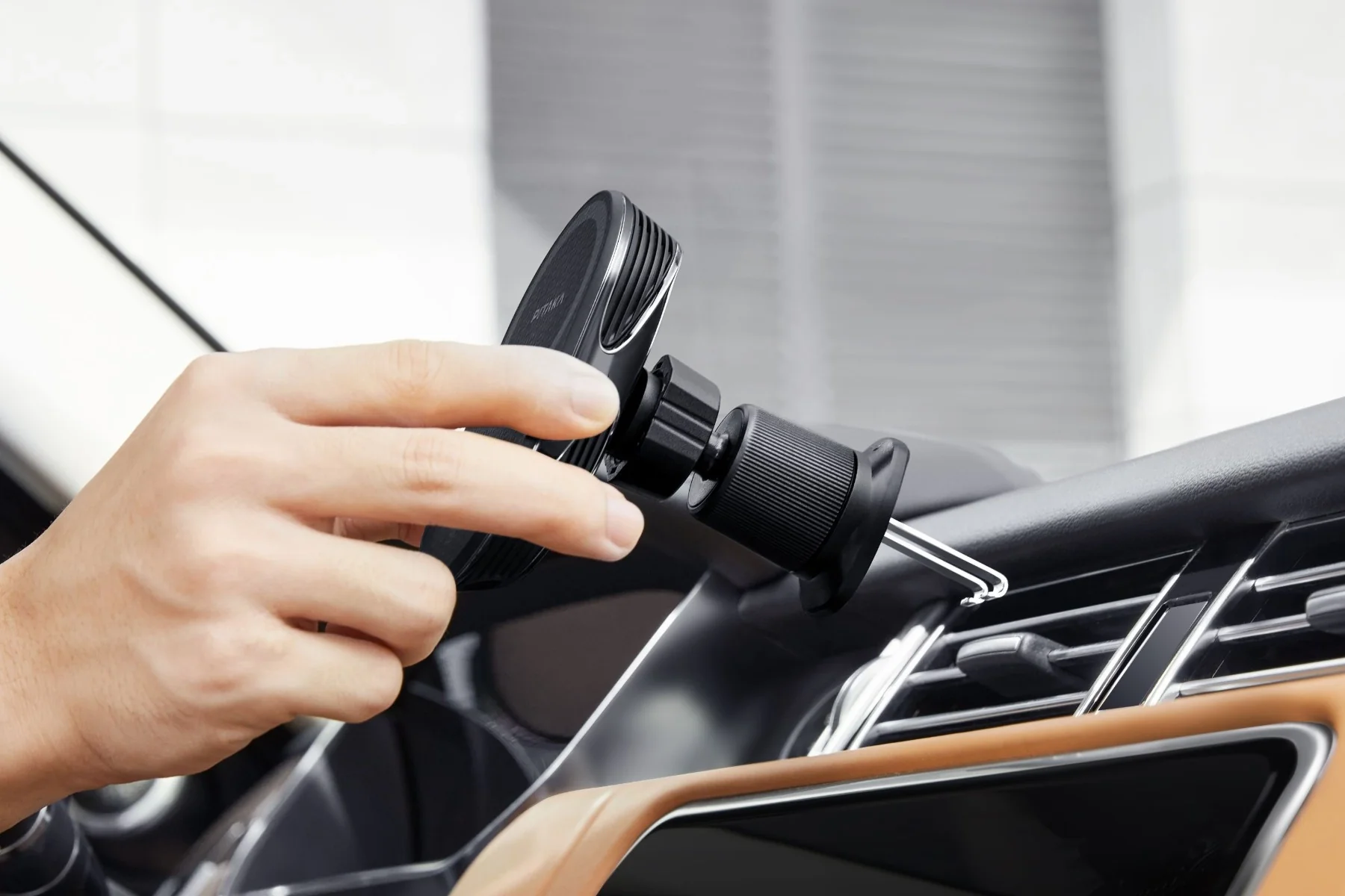 Pitaka รุ่น MagEZ Car Mount Pro 2 - แท่นชาร์จไร้สายติดช่องแอร์ในรถ (Double Hook Head)