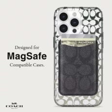 Coach รุ่น Essential Magnetic Card - ที่เก็บบัตรติดหลังมือถือ - สี Signature Charcoal