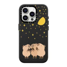 Casetify รุ่น Leather Case with MagSafe - เคส iPhone 15 Pro - ลาย Wishing Capybara