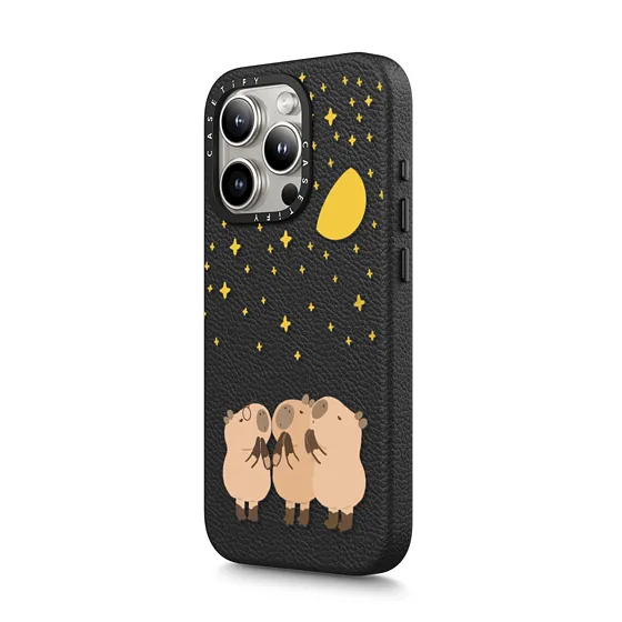 Casetify รุ่น Leather Case with MagSafe - เคส iPhone 15 Pro Max - ลาย Wishing Capybara