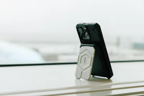 UAG รุ่น Magnetic Wallet with Stand - ที่เก็บบัตรติดหลังมือถือ - สี Titanium/Black