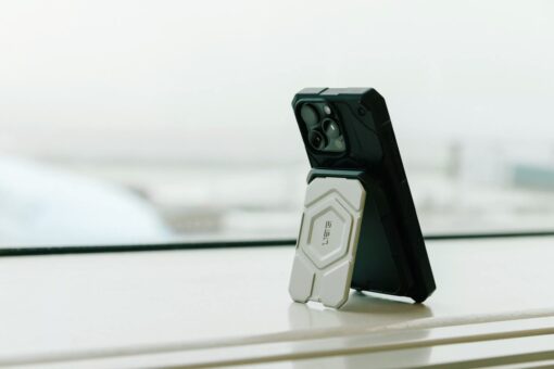 UAG รุ่น Magnetic Wallet with Stand - ที่เก็บบัตรติดหลังมือถือ - สี Titanium/Black - Image 9