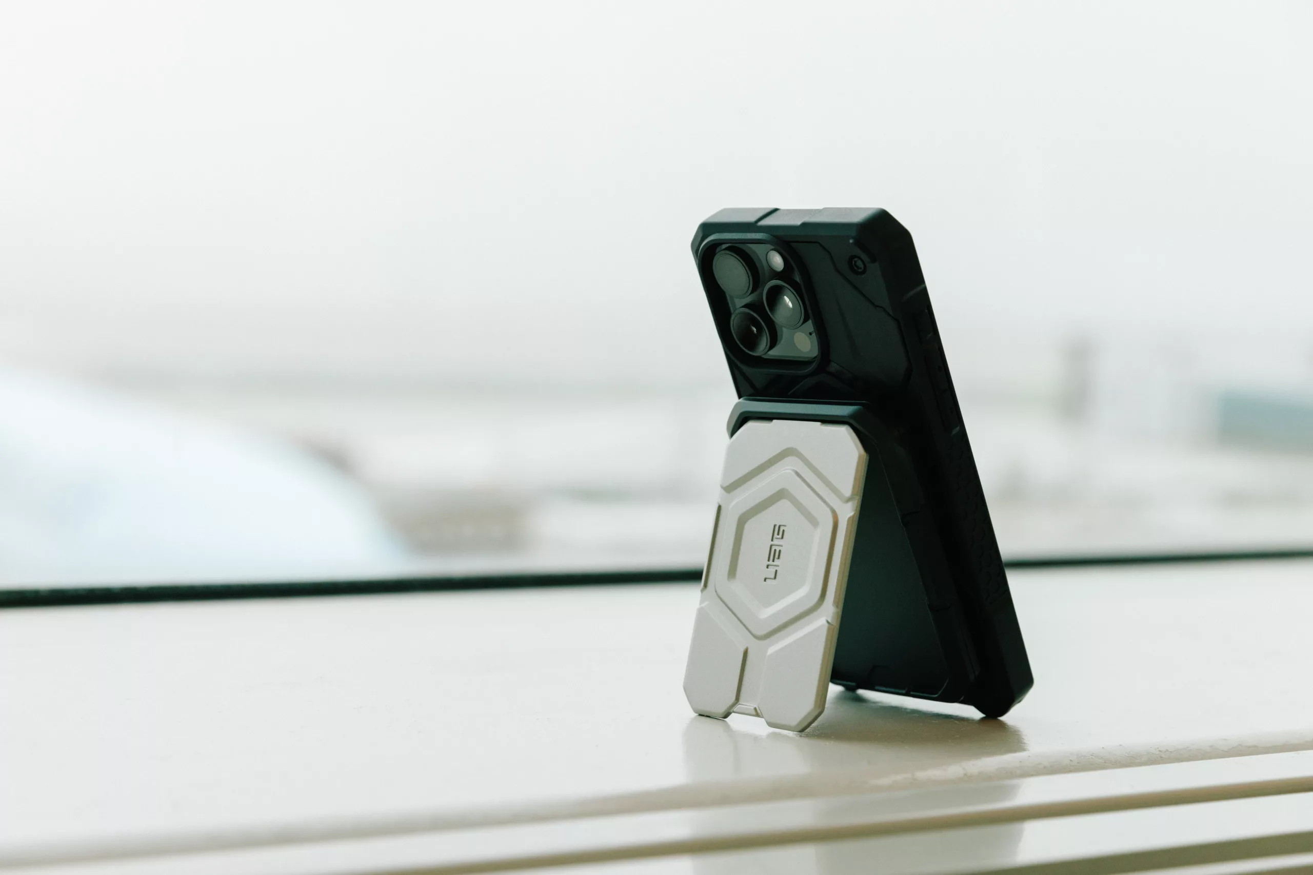 UAG รุ่น Magnetic Wallet with Stand - ที่เก็บบัตรติดหลังมือถือ - สี Titanium/Black 2 UAG รุ่น Magnetic Wallet with Stand - ที่เก็บบัตรติดหลังมือถือ - สี Titanium/Black