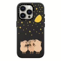 Casetify รุ่น Leather Case with MagSafe - เคส iPhone 15 Pro - ลาย Wishing Capybara