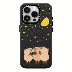 Casetify รุ่น Leather Case with MagSafe - เคส iPhone 15 Pro - ลาย Wishing Capybara