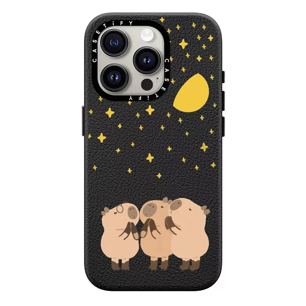Casetify รุ่น Leather Case with MagSafe - เคส iPhone 15 Pro - ลาย Wishing Capybara