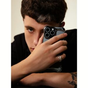 Arc รุ่น Pulse Aluminum - เคส iPhone 16 Pro - สี Polished Graphite 13 Arc รุ่น Pulse Aluminum - เคส iPhone 16 Pro - สี Polished Graphite