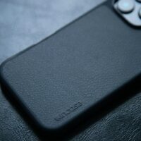 Incase รุ่น Icon Case for Magsafe - เคส iPhone 16 Pro Max - สี Obsidian Pebbled Plant Leather