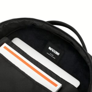 Incase รุ่น Campus Compact Backpack - กระเป๋าเป้สะพายหลัง - สี Carbon