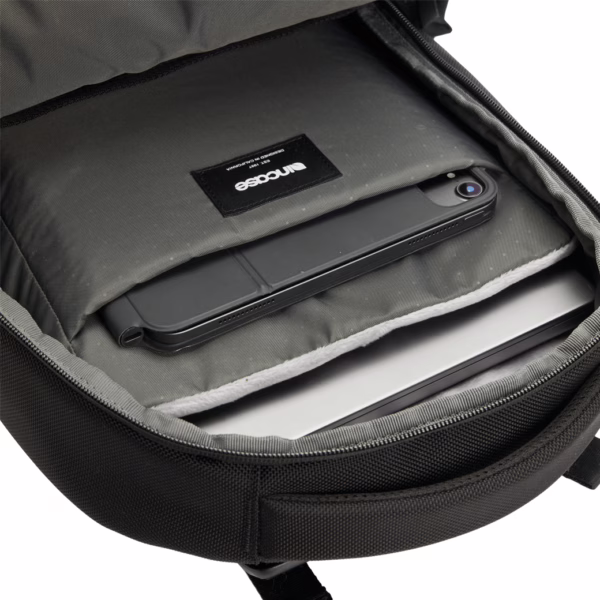 Incase รุ่น Tracks Backpack with Cordura® 18L - กระเป๋าเป้สะพายหลัง ความจุ 18 ลิตร - สี Black