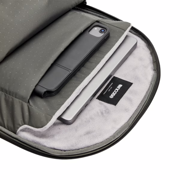 Incase รุ่น Tracks Backpack with Cordura® 25L - กระเป๋าเป้สะพายหลัง ความจุ 25 ลิตร - สี Black