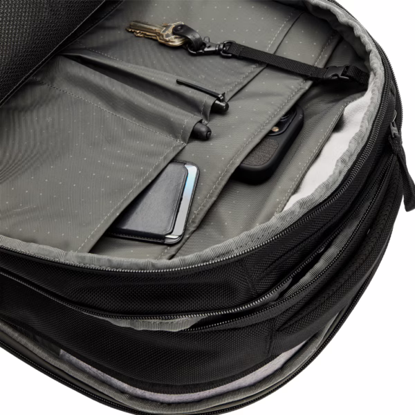 Incase รุ่น Tracks Backpack with Cordura® 25L - กระเป๋าเป้สะพายหลัง ความจุ 25 ลิตร - สี Black