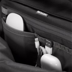 Incase รุ่น A.R.C. Travel Pack - กระเป๋าเป้สะพายหลัง - Black