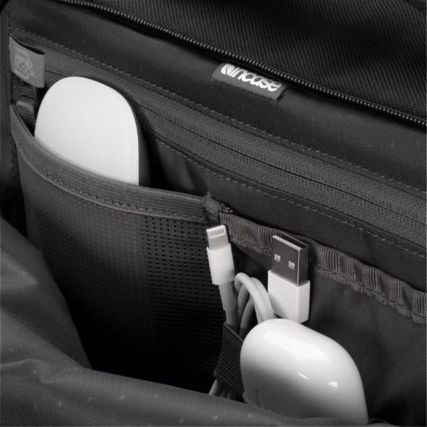 Incase รุ่น A.R.C. Travel Pack - กระเป๋าเป้สะพายหลัง - Black