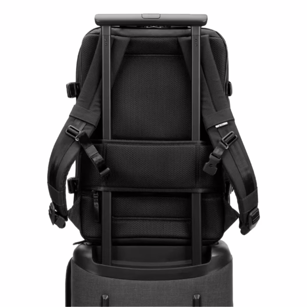 Incase รุ่น A.R.C. Travel Pack - กระเป๋าเป้สะพายหลัง - Black