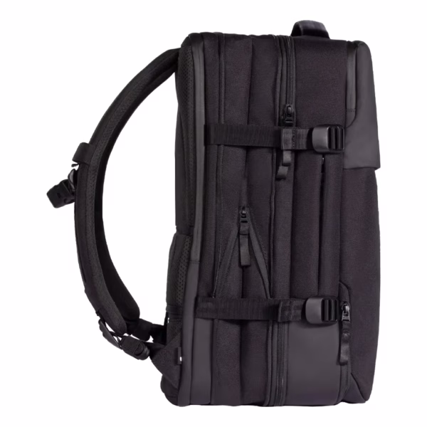 Incase รุ่น A.R.C. Travel Pack - กระเป๋าเป้สะพายหลัง - Black