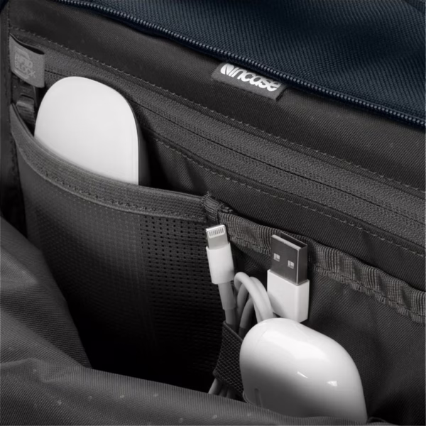 Incase รุ่น A.R.C. Travel Pack - กระเป๋าเป้สะพายหลัง - สี Navy