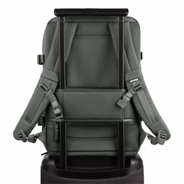 Incase รุ่น A.R.C. Travel Pack - กระเป๋าเป้สะพายหลัง - สี Smoked Ivy