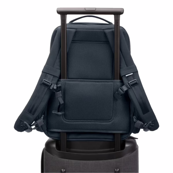Incase รุ่น A.R.C. Commuter Pack - กระเป๋าเป้สะพายหลัง - สี Navy