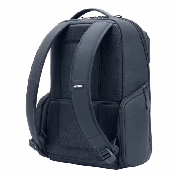 Incase รุ่น A.R.C. Day Pack - กระเป๋าเป้สะพายหลัง - สี Navy
