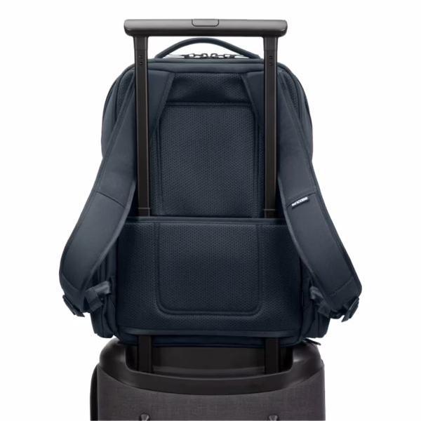 Incase รุ่น A.R.C. Day Pack - กระเป๋าเป้สะพายหลัง - สี Navy