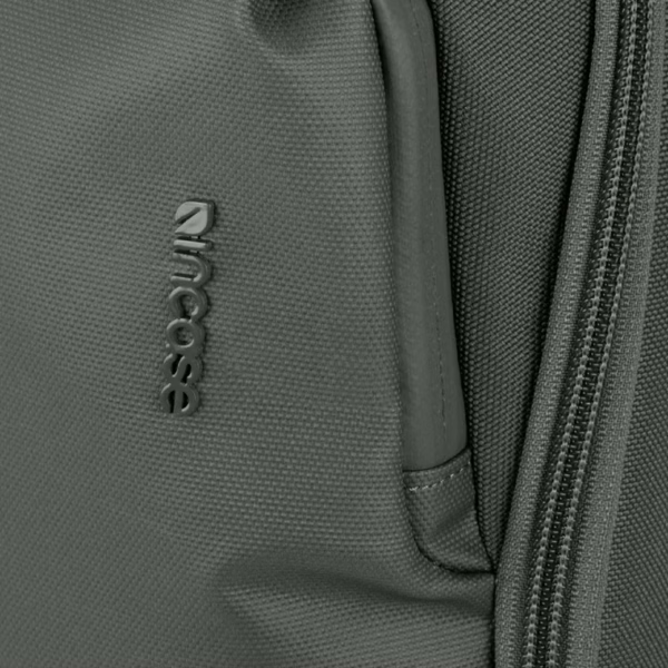 Incase รุ่น A.R.C. Day Pack - กระเป๋าเป้สะพายหลัง - สี Smoked Ivy