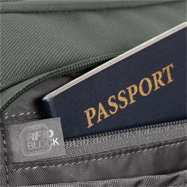 Incase รุ่น A.R.C. Day Pack - กระเป๋าเป้สะพายหลัง - สี Smoked Ivy