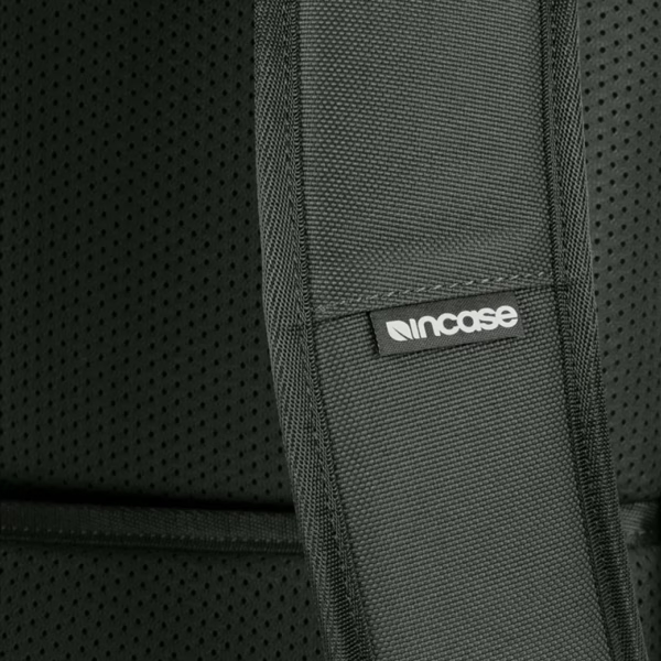 Incase รุ่น A.R.C. Day Pack - กระเป๋าเป้สะพายหลัง - สี Smoked Ivy