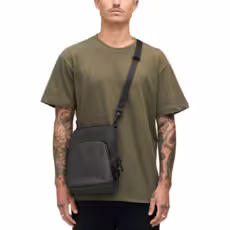 Incase รุ่น A.R.C. Crossbody Bag - กระเป๋า - สี Black