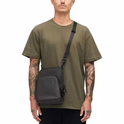 Incase รุ่น A.R.C. Crossbody Bag - กระเป๋า - สี Black