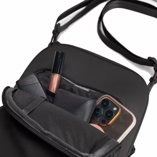 Incase รุ่น A.R.C. Crossbody Bag - กระเป๋า - สี Black