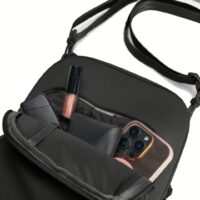 Incase รุ่น A.R.C. Crossbody Bag - กระเป๋า - สี Black