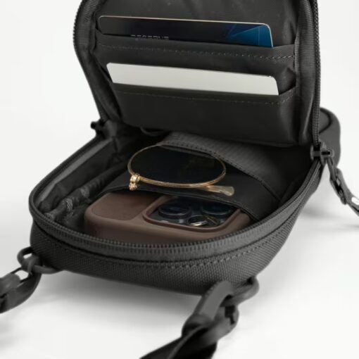 Incase รุ่น A.R.C. Neck Pouch - กระเป๋า - สี Black - Image 2