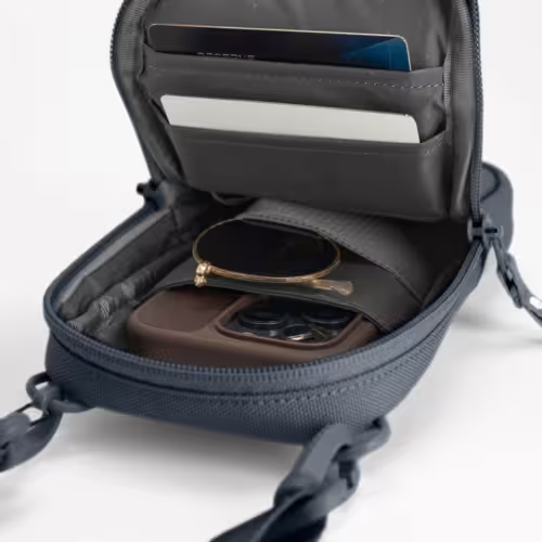 Incase รุ่น A.R.C. Neck Pouch - กระเป๋า - สี Navy