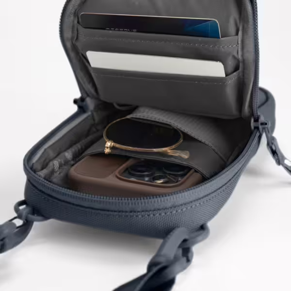 Incase รุ่น A.R.C. Neck Pouch - กระเป๋า - สี Navy