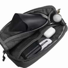 Incase รุ่น Crosstown Sling - กระเป๋า - สี Black