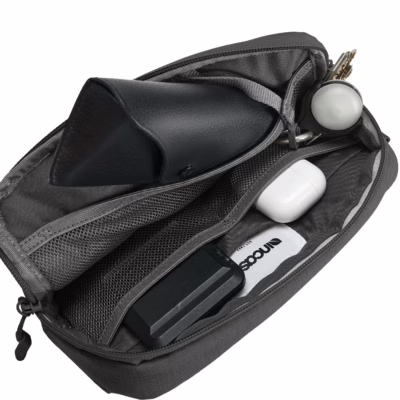 Incase รุ่น Crosstown Sling - กระเป๋า - สี Black