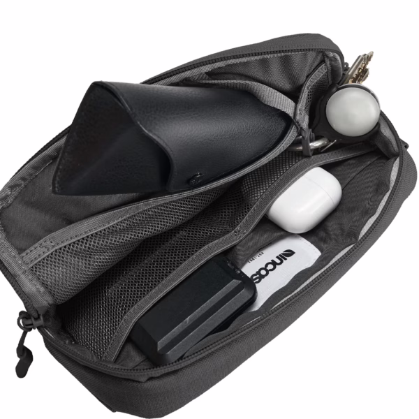 Incase รุ่น Crosstown Sling - กระเป๋า - สี Black