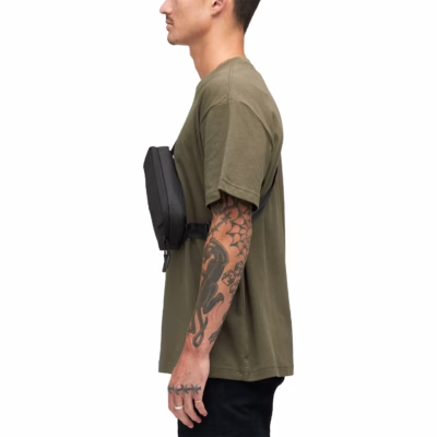Incase รุ่น Crosstown Sling - กระเป๋า - สี Black