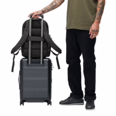 Incase รุ่น Crosstown Backpack - กระเป๋า - สี Black