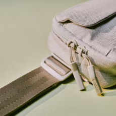Incase รุ่น Crosstown Sling - กระเป๋า - สี Limestone
