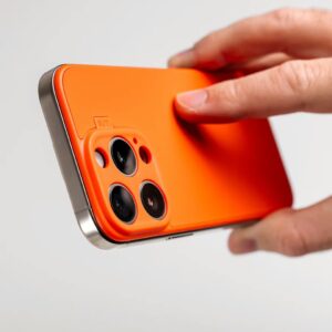 Suti รุ่น PhoneBack Silicone (Magsafe) - เคส iPhone 16 Pro - สี Alpine Orange